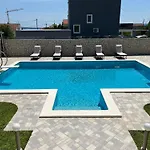 Maci Villa *