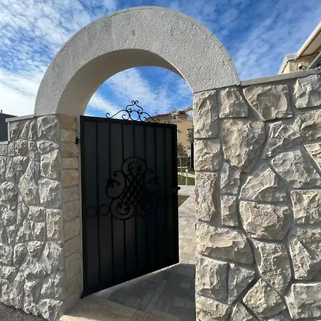 Maci Villa *