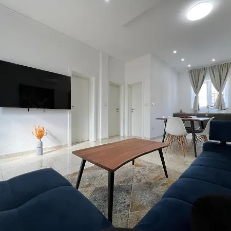 Maci Villa *