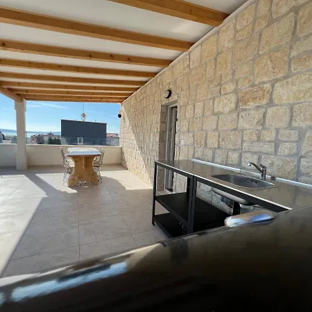 Maci Villa *