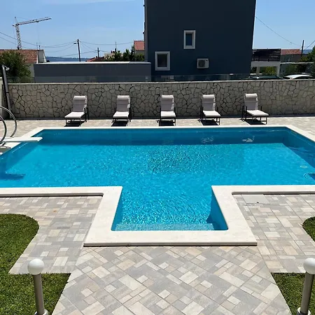 Maci Villa *
